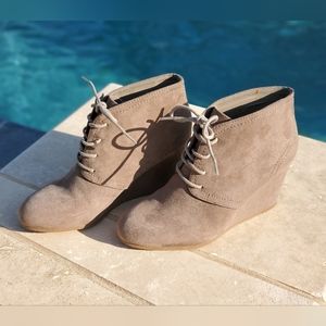 Arizona Ankle Boots Taupe Size 7.5